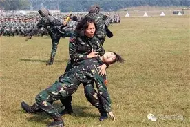 聚焦“散打女王”——女特种兵的军旅突击图片