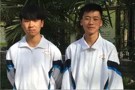 中学生帮拾荒老人推车 弘扬社会正能量图片