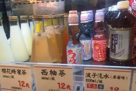 这种诞生于140年前的汽水饮料，乐趣全在这个设计奇葩的玻璃瓶里图片
