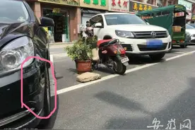 3岁“熊孩子”偷开快递三轮车  撞花奔驰车图片