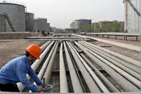 中国"茶壶"炼油厂大量进口原油 待卸货油轮暴增图片