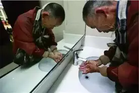 他是拾荒老人，但更是中国真正的教育家 。图片