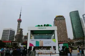 小朋友进入巨型娃娃机除了赢R9 plus还能体验蜘蛛侠的感觉图片