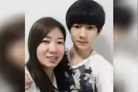 TFboys妈妈们曝光，王俊凯妈妈其貌不扬，王源真是亲生的视频封面