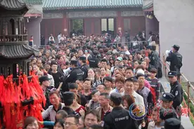 “三月三”真武庙会 香客接踵不放鞭图片