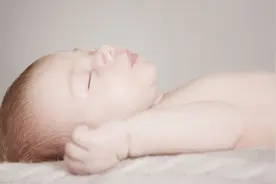 宝宝睡觉不踏实有原因，三招轻松应对宝宝睡觉不踏实问题图片