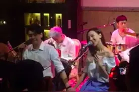 热唱《情非得已》　朱孝天跪地求婚激动落泪图片