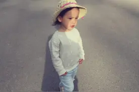 多妹可是个小美人，最幸福的事就是等多多姐姐放学一起牵手回家图片