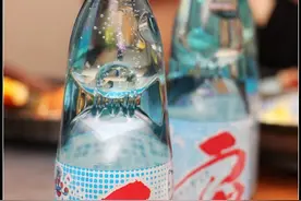 还记得小时候好吃又好玩的弹珠汽水吗？图片