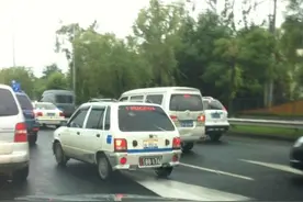 长安面包车/奥拓等低价车/交警都不敢拦 黑色底红字号牌太亮眼图片
