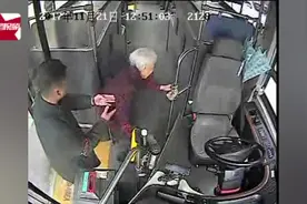 暖心事！公交司机热心帮扶老人上车，乘客忙竖大拇指夸赞！视频封面
