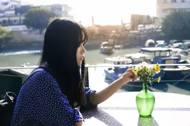 伤心欲绝的句子：不要苛求别人，也不要埋怨自己图片