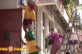 老外恶搞，帮忙提裤子恶搞女士，女士直接上手了视频封面