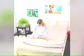 国外妹子教你如何快速套上被单视频封面