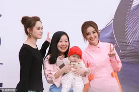想当妈？阿sa对娃甜笑一脸母爱 阿娇与小婴儿击掌狂比剪刀手图片