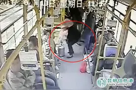行驶途中女子车内“把尿” 昆明公交呼吁市民文明出行图片