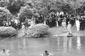 三墩一对父子河边摸螺蛳抓蝌蚪 孩子落水爸爸为救他溺水身亡图片