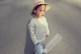 多多妹妹潮装曝光造型超有范 两姐妹牵手看世界画面温馨和谐图片