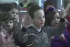 聋哑男孩入学全班学手语视频封面