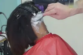妹子嫌波波头闷着太热，干脆把脖子后的头发剃光，看着舒服多了！视频封面