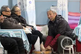 修脚40年教出400学徒 大学生来拜师图片