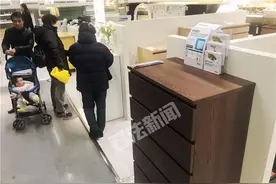 探访宜家：涉事商品仍在售 橱柜区贴满“牢牢固定”标识图片
