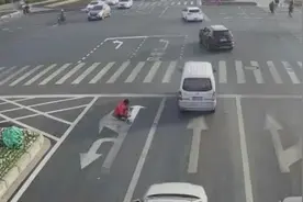 小伙嫌路堵擅改路标，连云港警方：无法疏堵还易酿事故罚千元图片