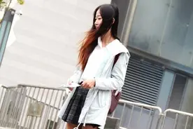 降温来袭！济南街边美女依然裸腿“美丽冻人”图片
