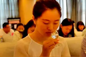85后美女品酒师日尝四十余种白酒 立志做“品酒工匠”图片