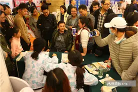 嗷~嗷~多么痛的领悟！成都准爸爸体验分娩阵痛图片