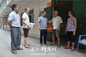 湛江：最美街坊梁顶务 帮助别人快乐自己图片