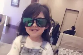 刘畊宏出门带“贴身棉袄” 小泡芙撩头发似小仙女图片