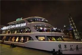 诗歌之夜，诗人们用自己的母语在黄浦江上读诗图片