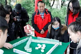 逗！大学生打牌直喊“胡了”，原来是为记二十四节气图片