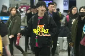 大张伟面对路人询问害羞，调皮拿鼻孔“怼”镜头图片