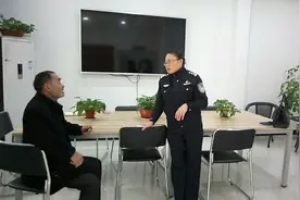 急:院墙倒塌压坏菜地,开发商不管;暖:民警帮忙讨回赔偿图片