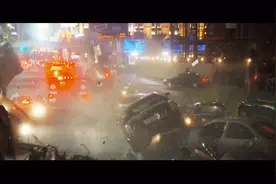 美国警用防暴车太强悍了 硬生生从车流中撞出一条路来！视频封面