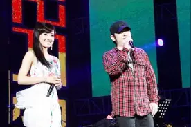 刀郎与前妻杨娜离婚后，含着泪写下这首歌，老婆在台下听哭了视频封面