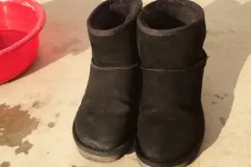 雪地靴 翻毛皮鞋难清理 易脏怎么办？鞋店老板教我一招太绝了！视频封面