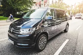 电动车时代，国外推出一款可充电有wifi的电动巴士视频封面