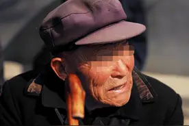 故事：百万富翁扮乞丐回家探望，弟弟赶走他，离了婚的媳妇却一直在家等图片