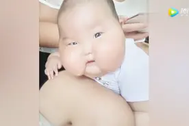爸爸亲了妈妈一口，被宝宝看到，宝宝吃醋的样子好可爱视频封面