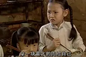 儿子回来给母亲夹了一块肉，母亲就明白这不是她儿子视频封面