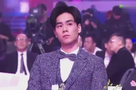 最近很火的小哥哥，这颜值有点像彭于晏啊 网友：给摄影师加鸡腿视频封面