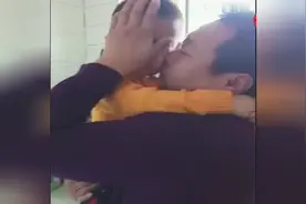 大城知道妈妈去世了，狠狠的抱紧舅舅的那一刻，看着眼泪都流出来视频封面