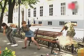 国外恶搞，妹子突然从包包里拿出一个手榴弹，还直冒烟，吓死人了视频封面