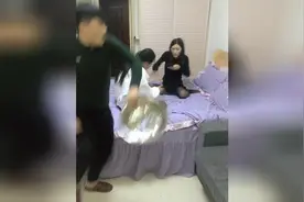 二货这样恶搞美女，用盆子打美女头，看着就疼视频封面