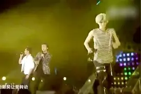 鹿晗上海演唱会跑男兄弟团邓超李晨亲情助阵嗨翻全场!耶！视频封面