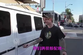 贾斯汀比伯被狗仔追问会不会向赛琳娜求婚，他居然娇羞地笑了！视频封面