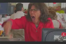 国外恶搞：收银员的手被夹，客人被整懵了，看到最后都笑抽了视频封面